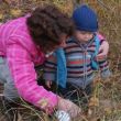 Elma en Bram op zoek naar paddestoelen.